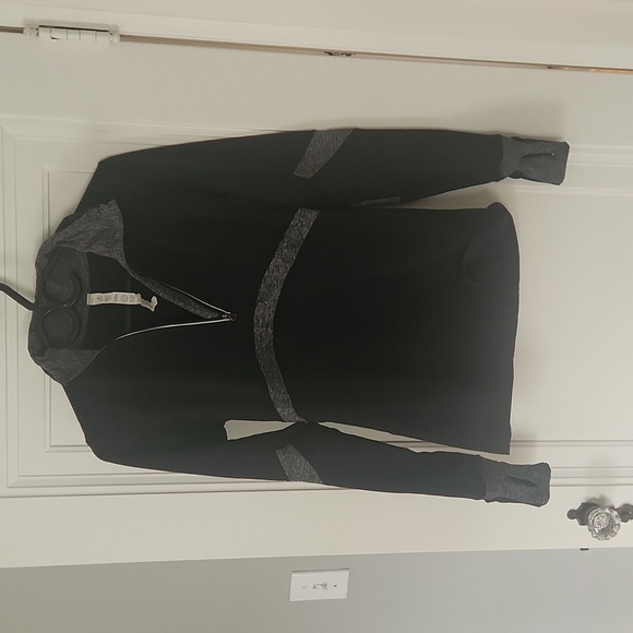 Lululemon 1/4 zip black and grey long sleeve top with thumb holes. Size 6. - Picture 5 of 5